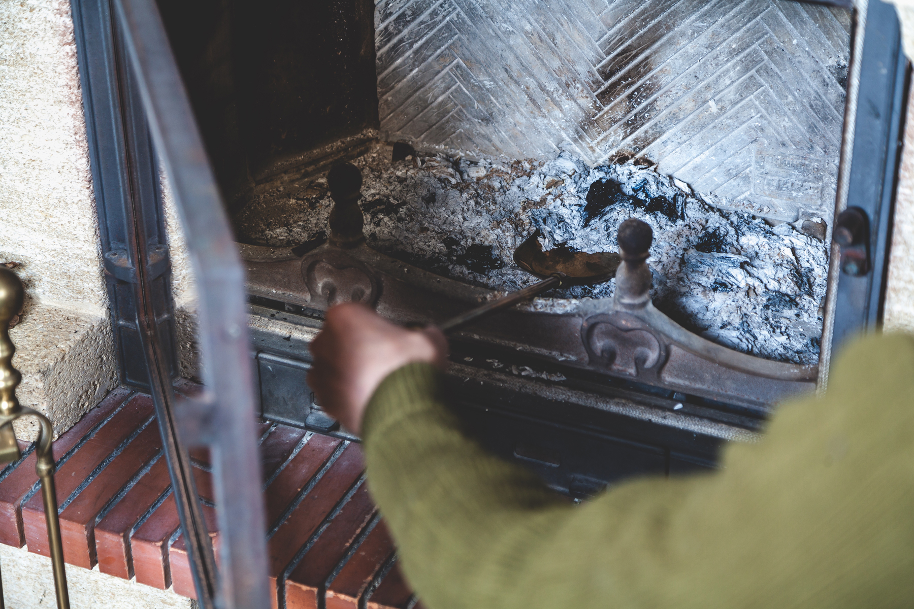 What to Do with Fireplace Ashes – Mother Earth News